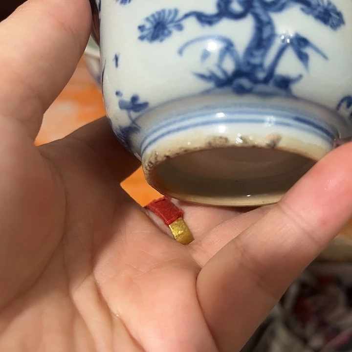 夕***下茶盏一个青花纹饰的小杯子