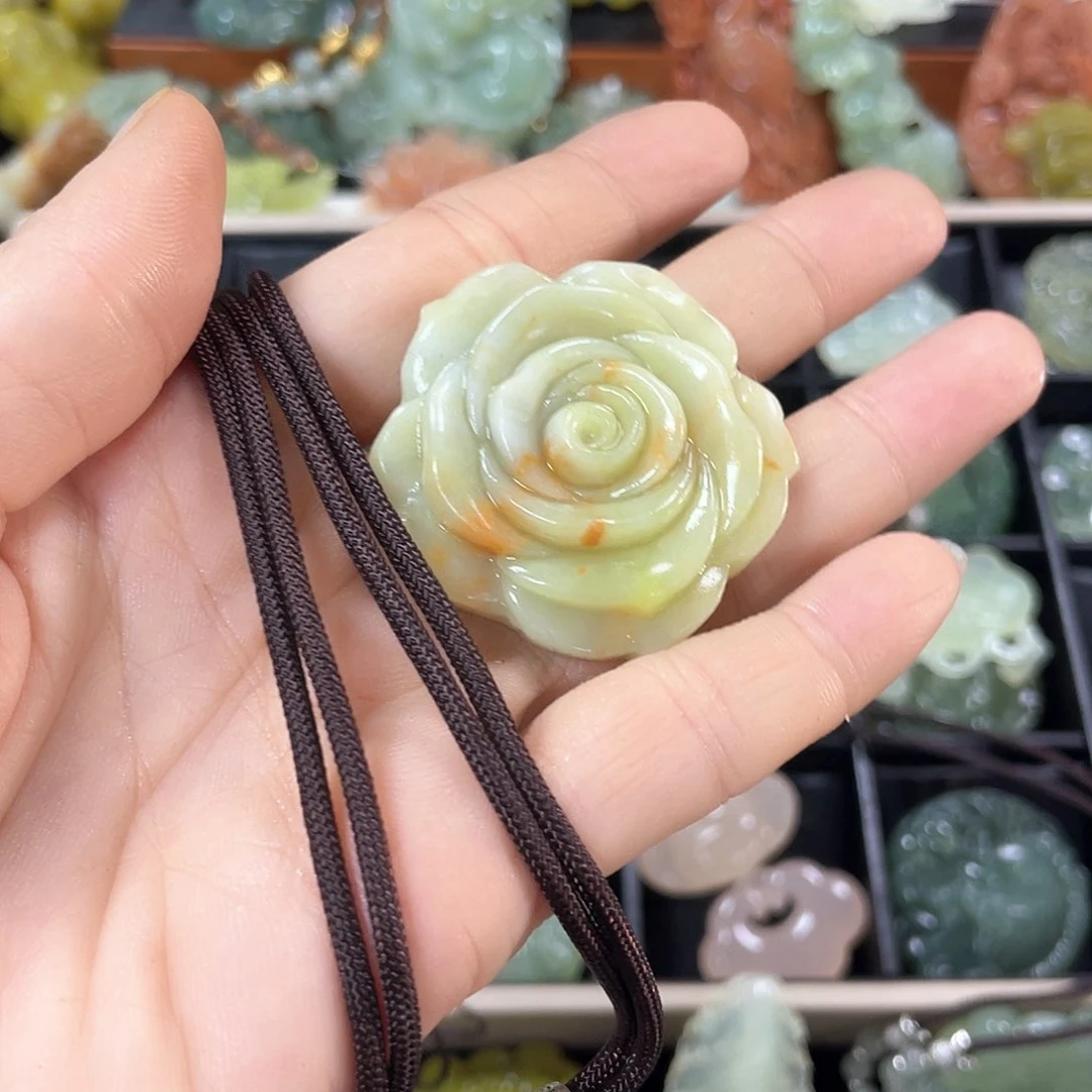 蛇纹石玉颈饰未镶嵌