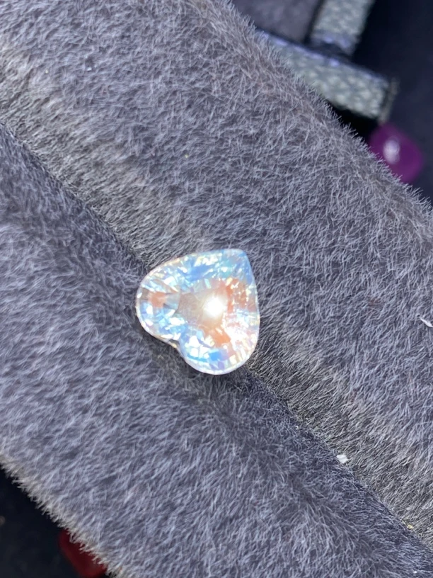 2.4克拉彩虹月光石未镶嵌