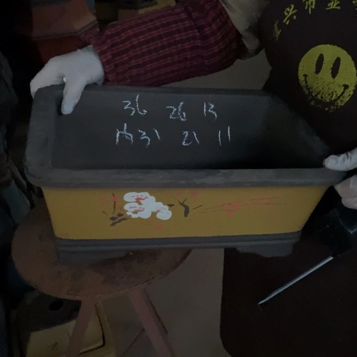 紫砂花盆只顾看着自己