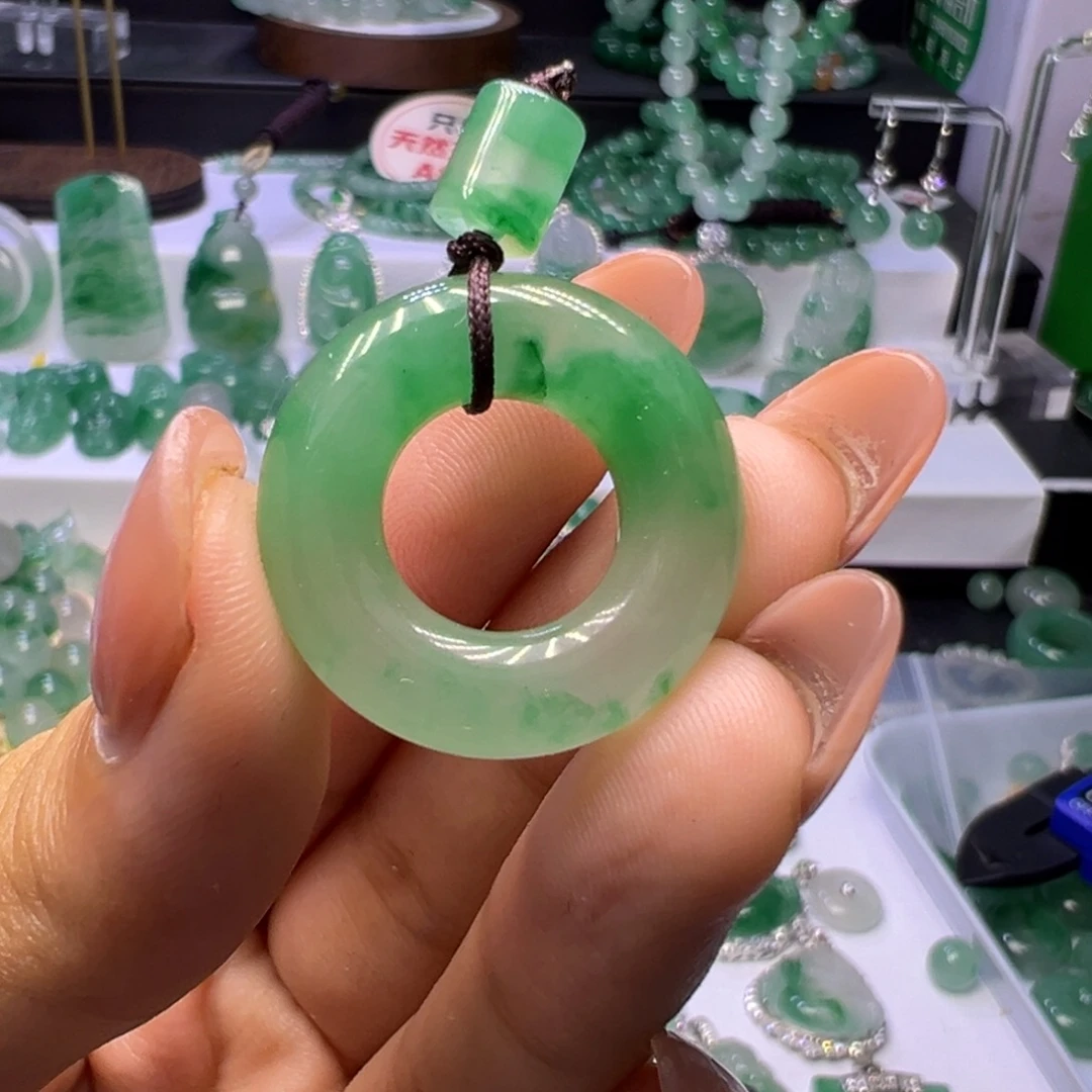 石英质玉(非洲翠)未镶嵌颈饰