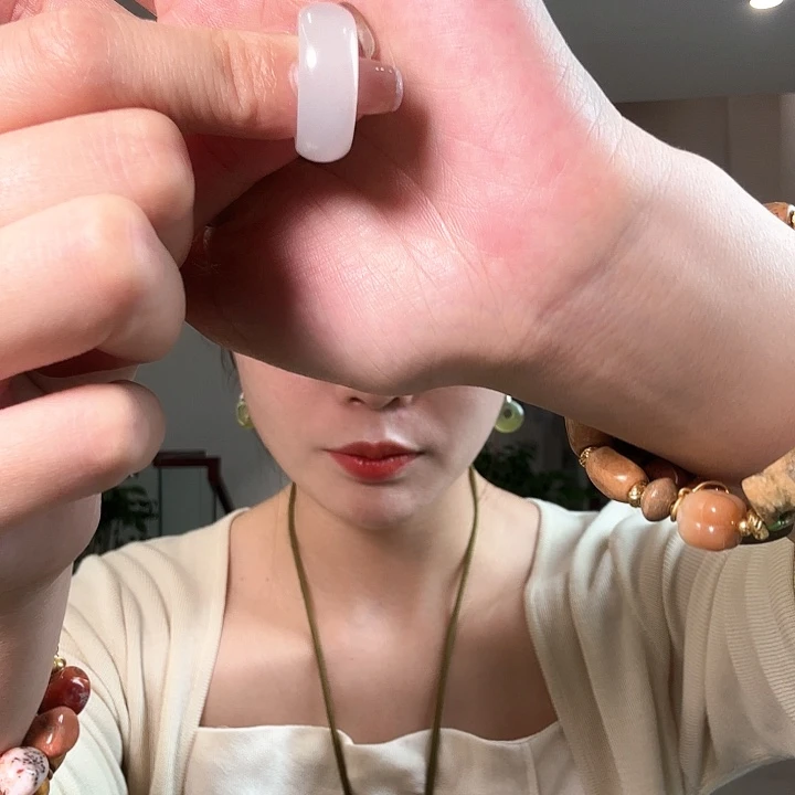 有***糖蛇纹石玉未镶嵌颈饰
