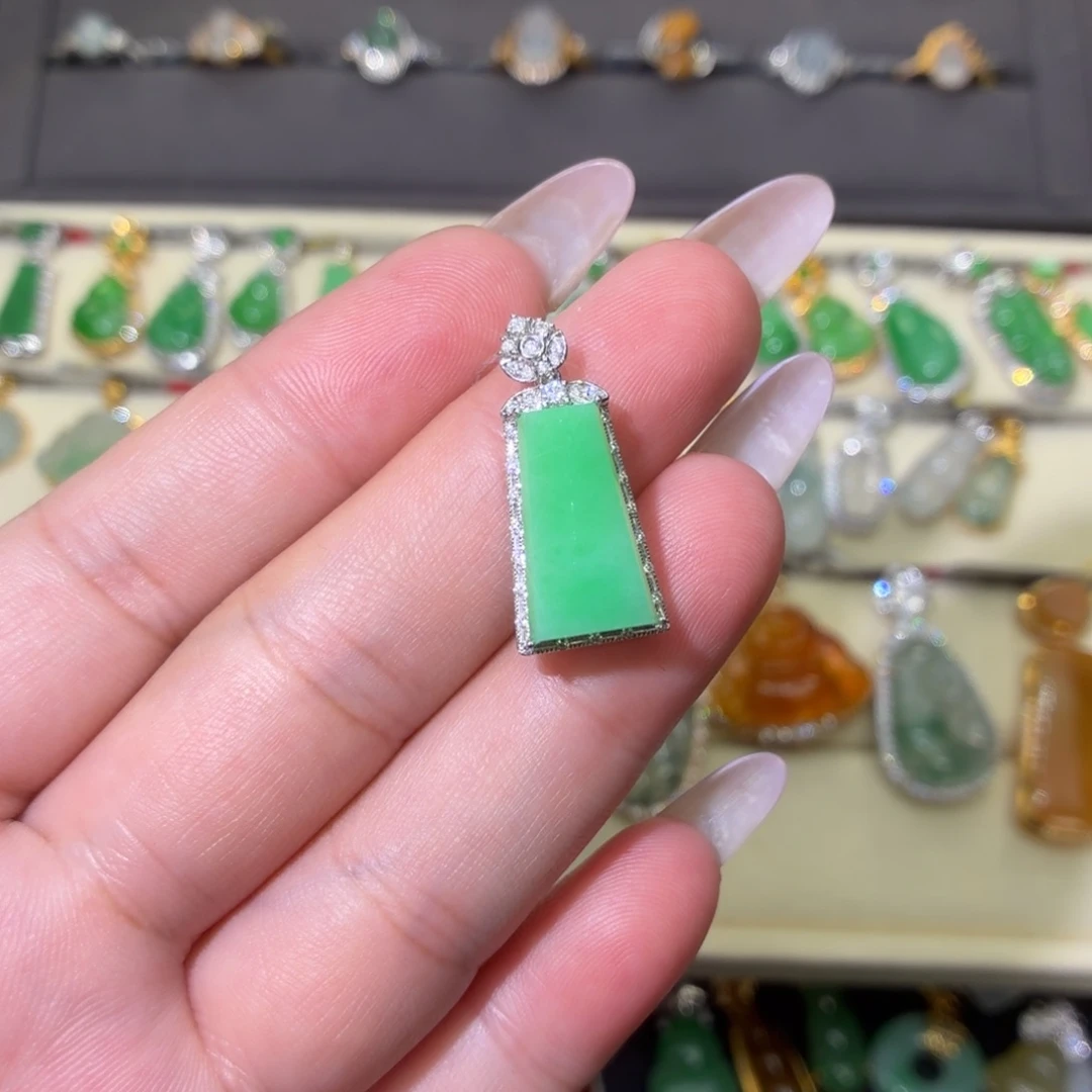 颈饰18K金镶嵌翡翠