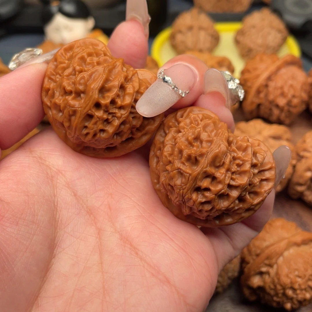 文玩核桃把件红皮桃心宫灯39