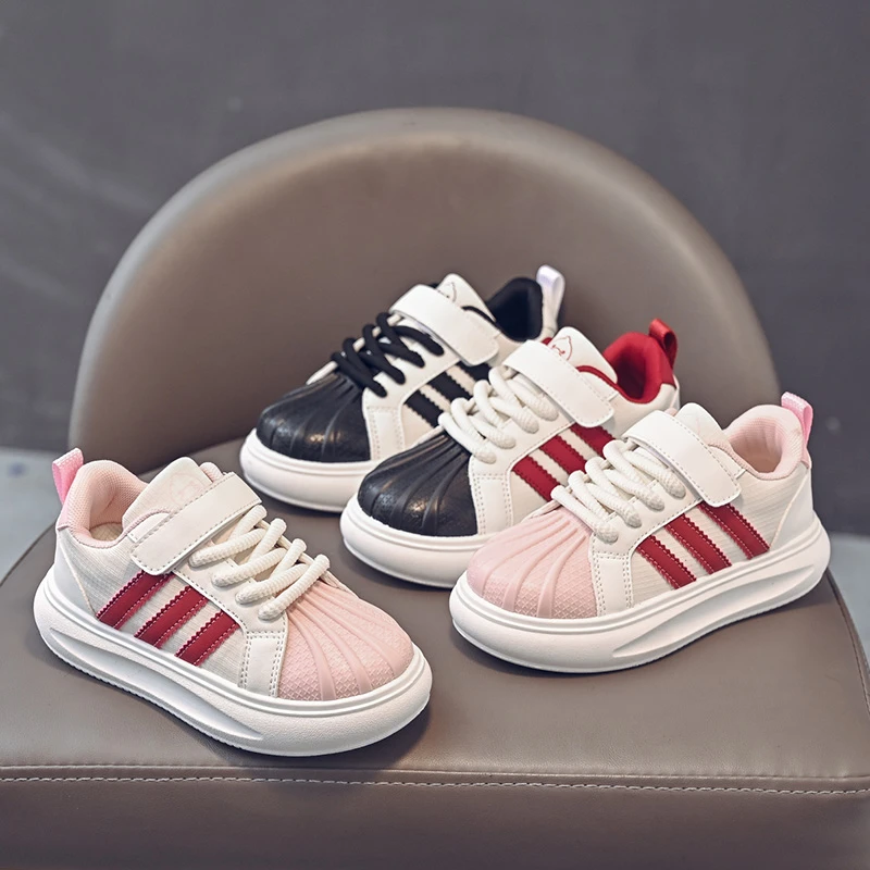 春季新款儿童板鞋男女童软底中大童皮面防滑轻便运动百搭时尚潮鞋