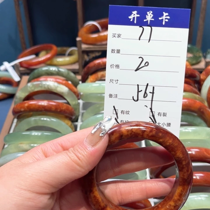 蛇纹石玉手镯未镶嵌美**儿