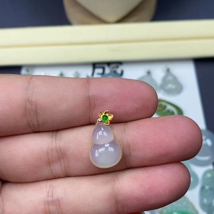 翡翠18K金镶嵌吊坠(赠链)葫芦