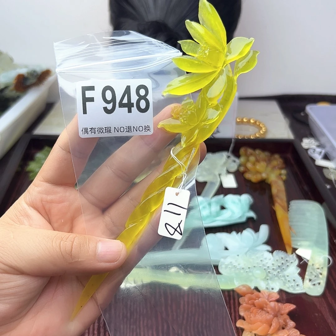 蛇纹石玉合金颈饰玉**子