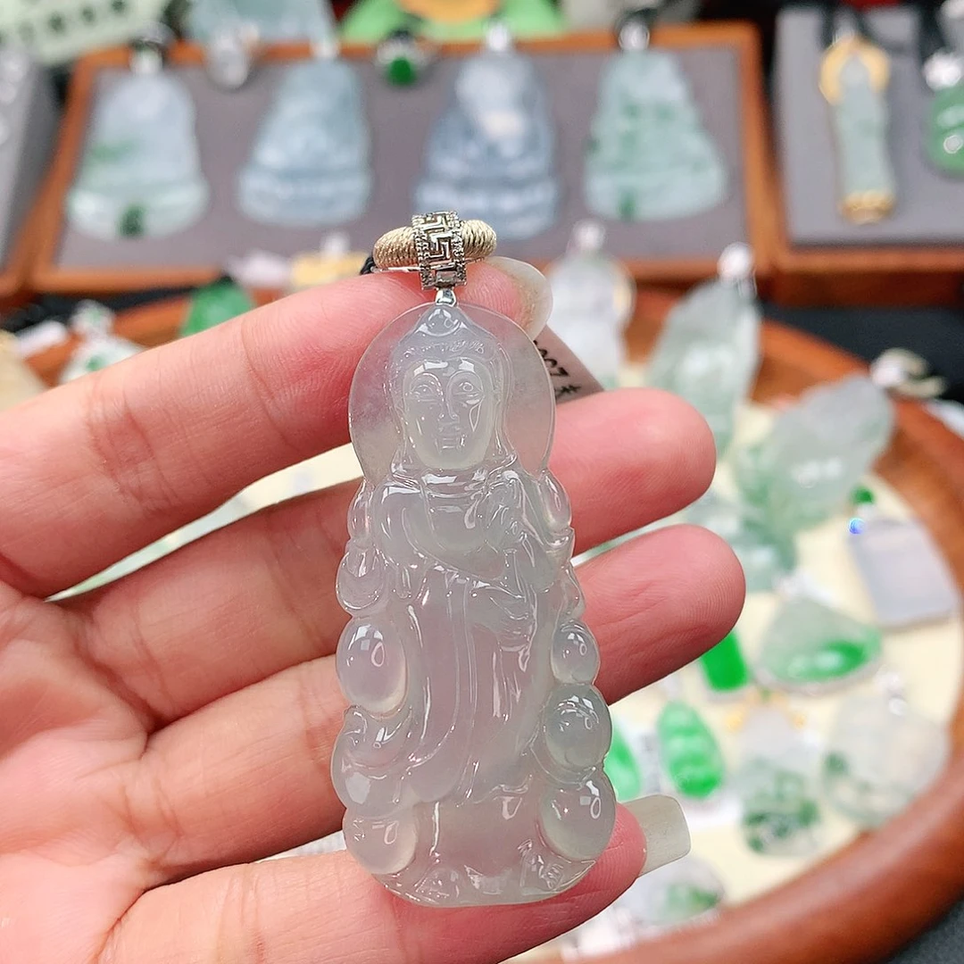 颈饰18K金镶嵌翡翠站观音