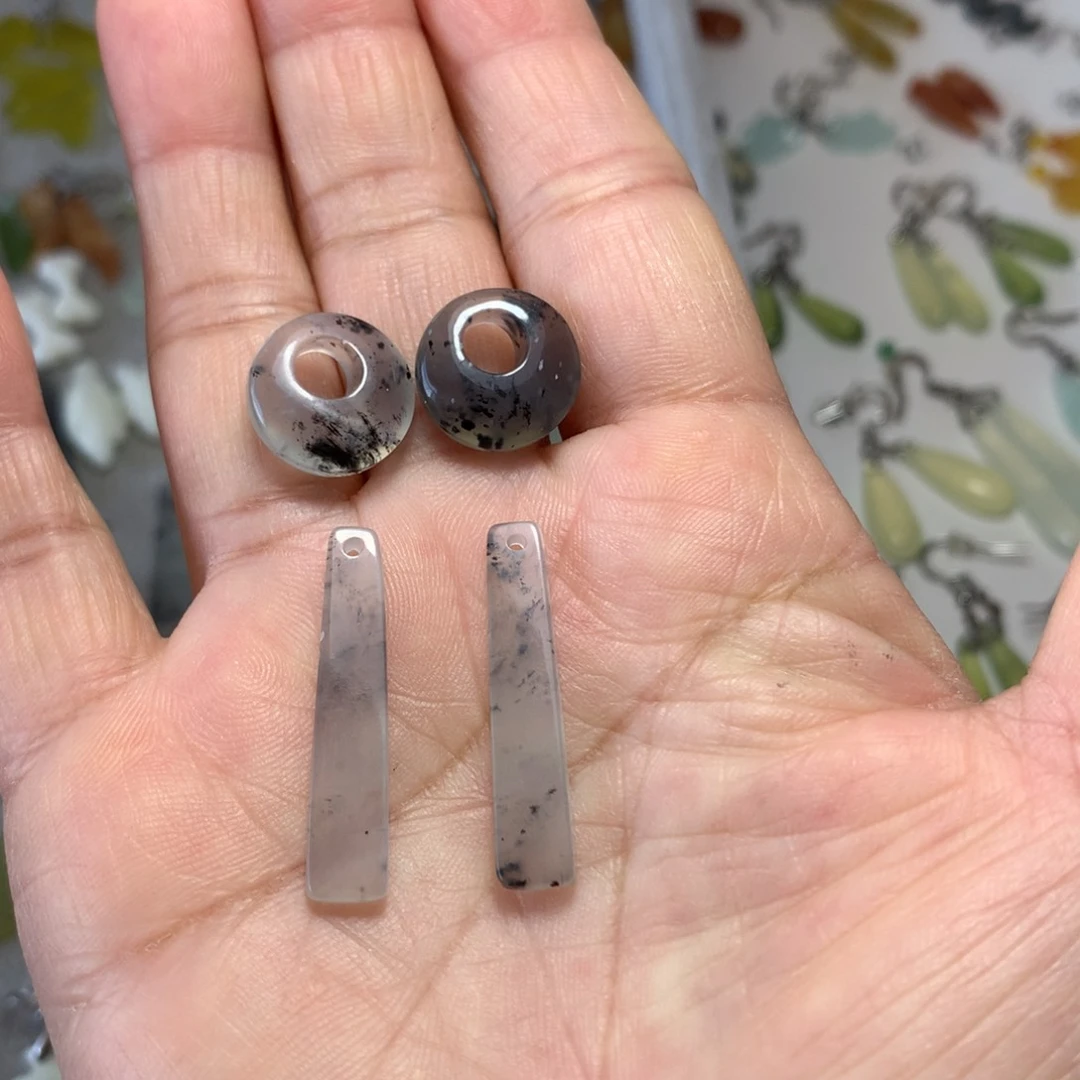 蛇纹石玉耳环未镶嵌甜****?