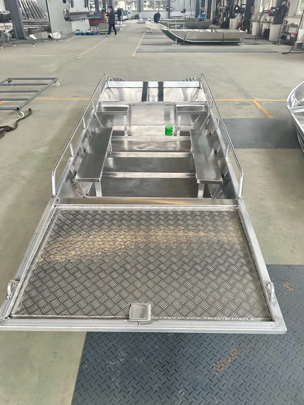 铝合金平头剑鱼A款带甲板自排水钓鱼艇适用于河道救援捕鱼