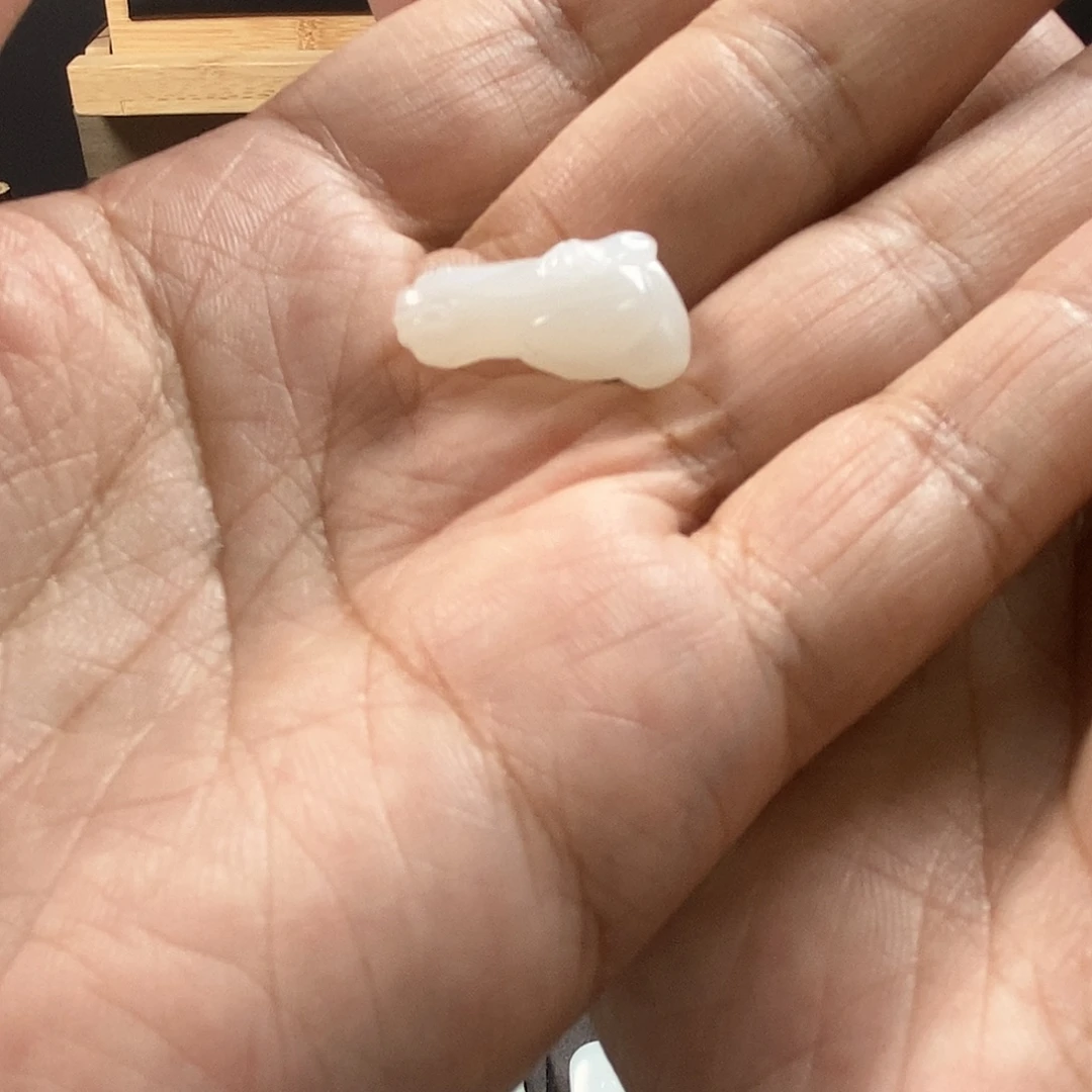 小***她颈饰未镶嵌和田玉