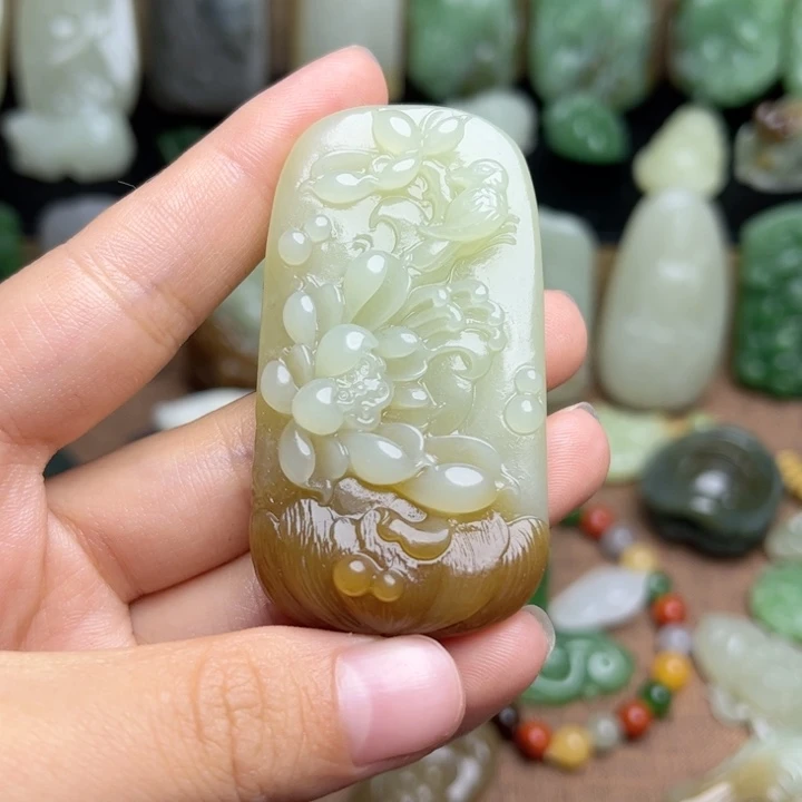 和田玉未镶嵌挂件飞**达