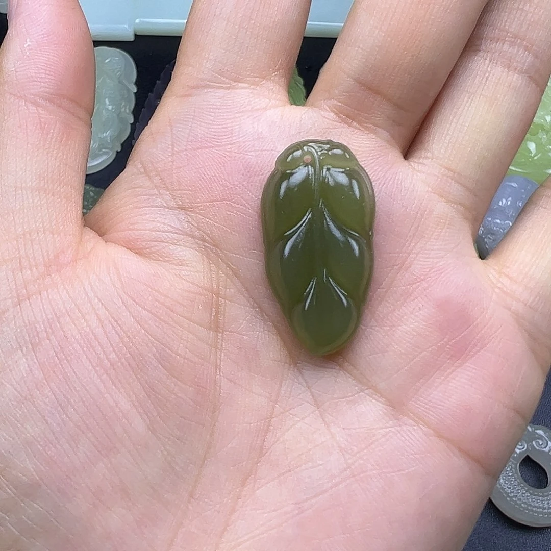 和田玉未镶嵌吊坠(赠链)