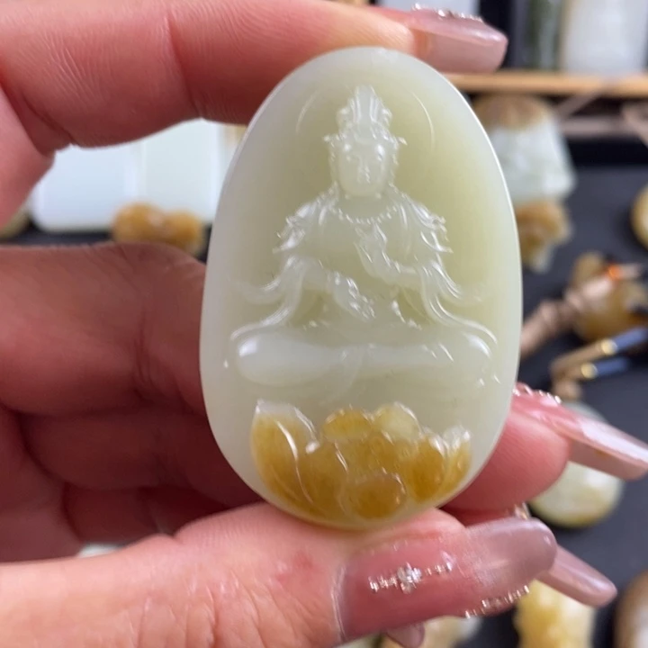 和田玉挂件未镶嵌黑****?