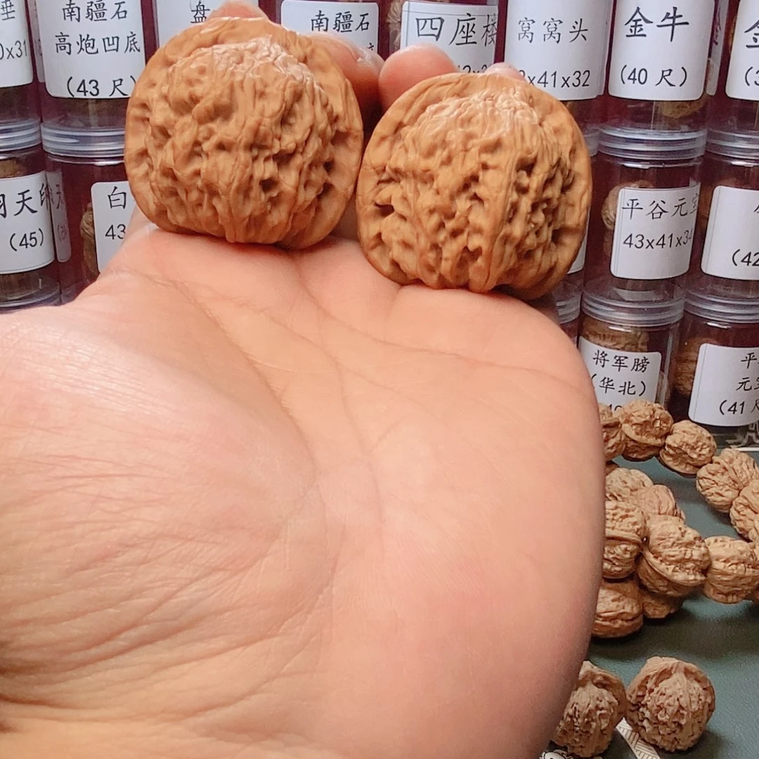 43尺寸红狮子文玩核桃