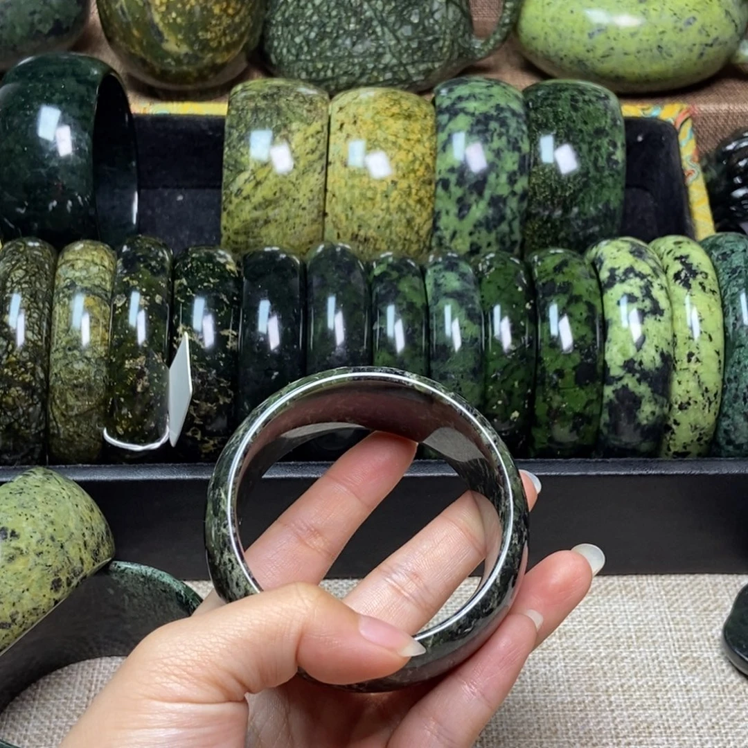 用***2蛇纹石玉未镶嵌药王石手镯微瑕