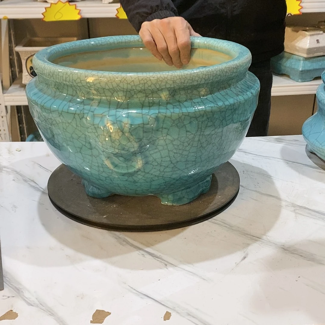 瑕疵花盆里装满鲜花