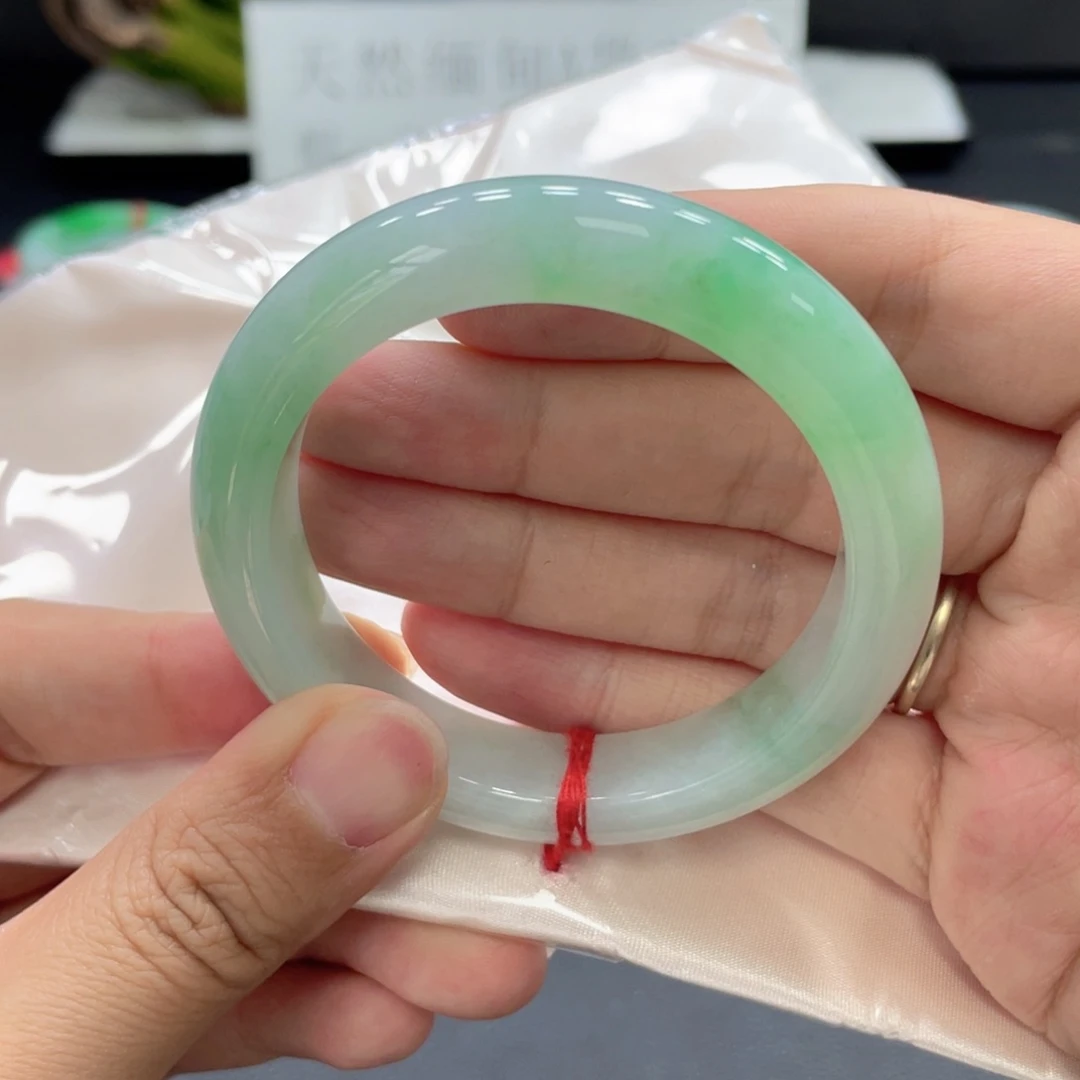 翡翠手镯未镶嵌翡翠