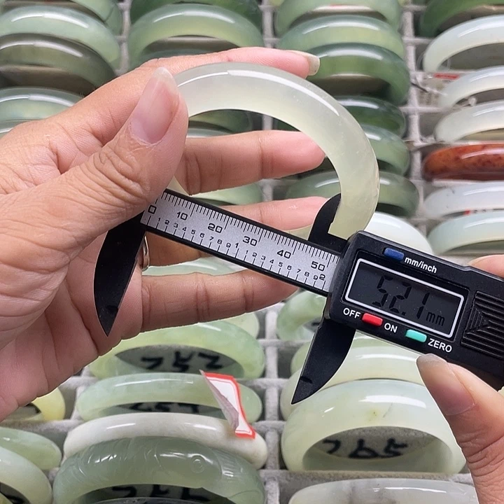 蛇纹石玉未镶嵌手镯268