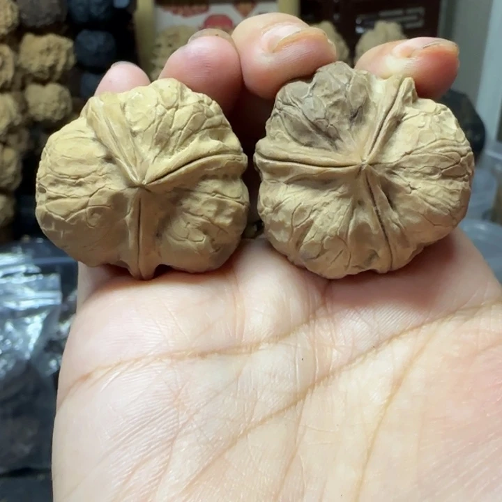 文玩核桃吊坠金蟒三棱有沙眼