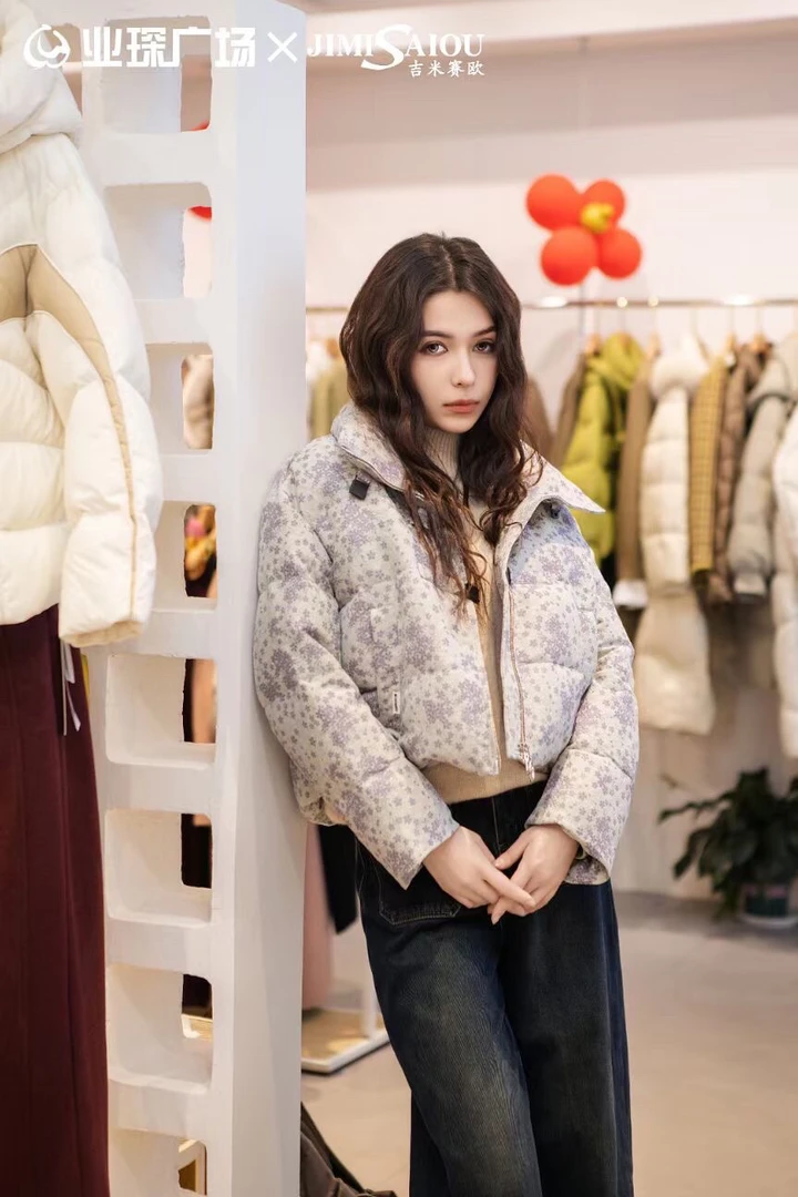 吉米赛欧短款羽绒服，灰色的底色，淡紫色的小花，散发一种优雅气息