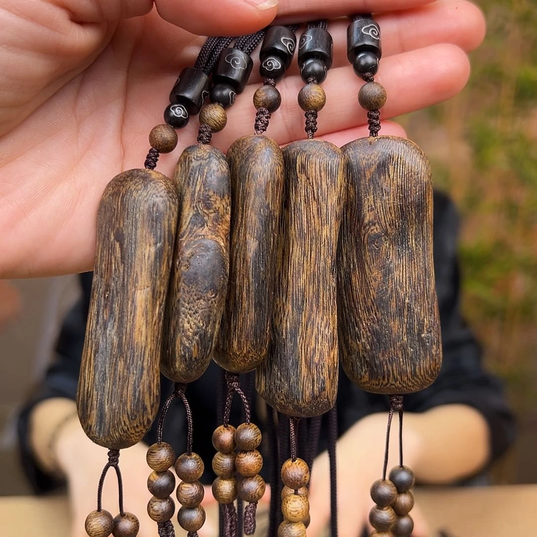 吊坠沉香海南莺歌绿奇楠乌身天然留疤吊坠多样性发其一