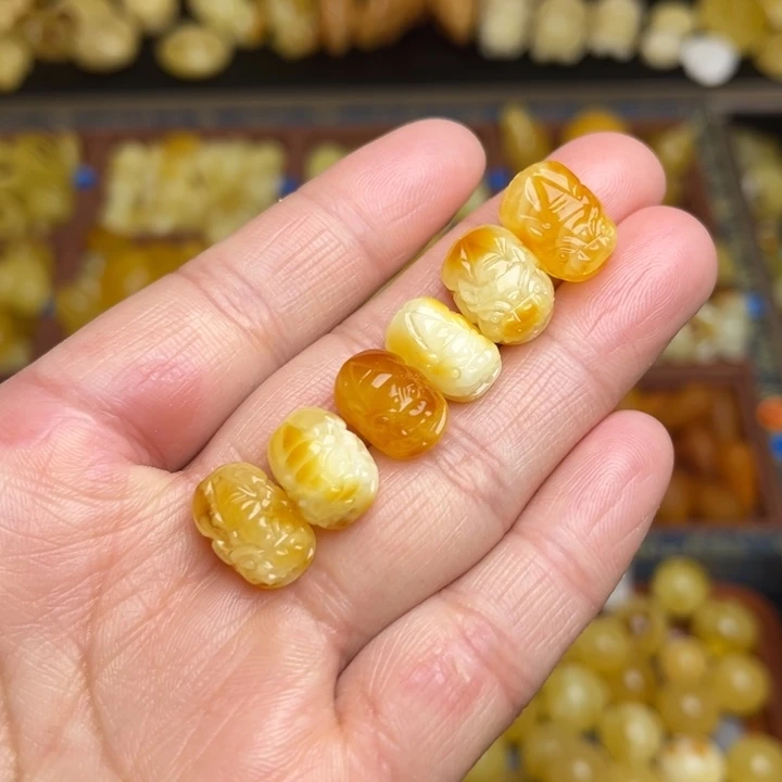 蜜蜡未镶嵌珠宝奇石天然蜜蜡俏色小貔貅随机发一个