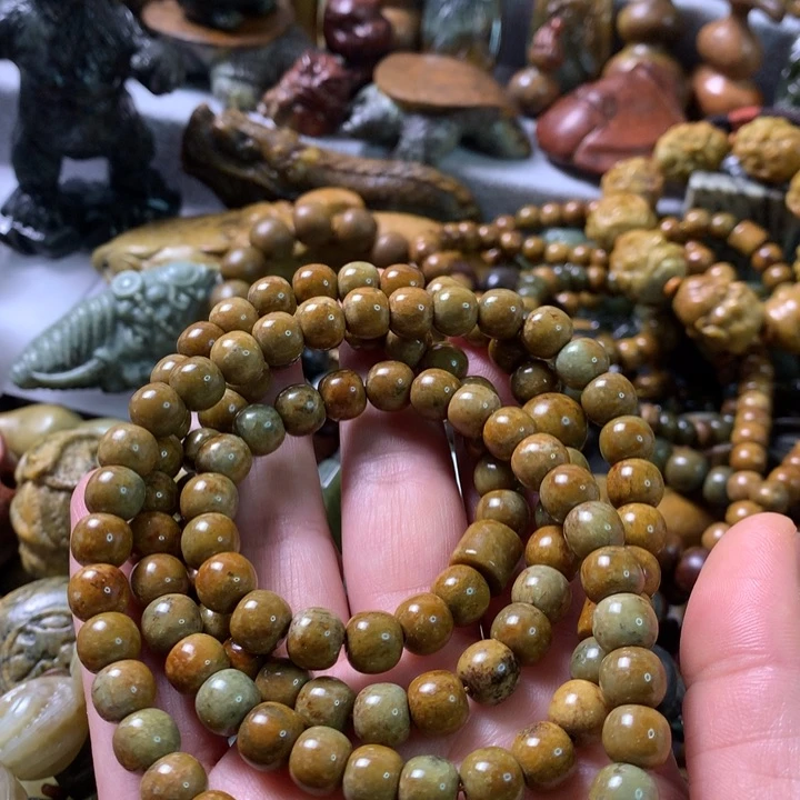 未镶嵌岫岩河磨玉（透闪石质玉）把件