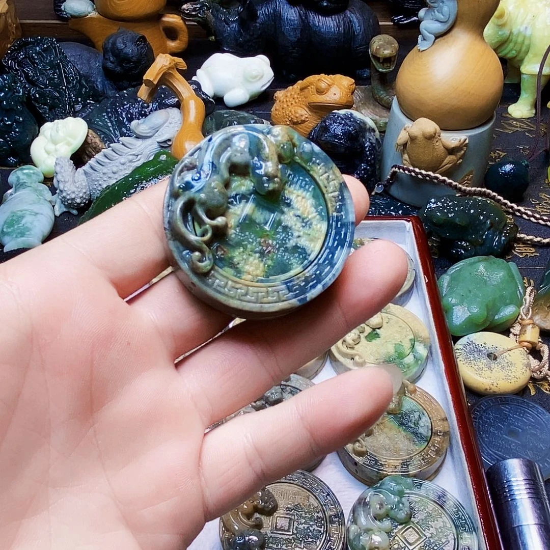 云***刀蛇纹石玉未镶嵌颈饰