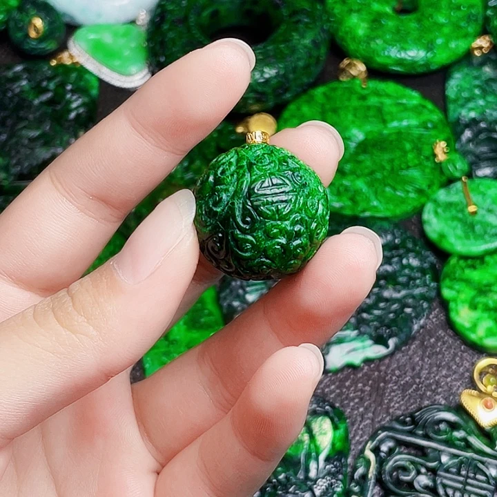 翡翠18K金镶嵌颈饰多样性