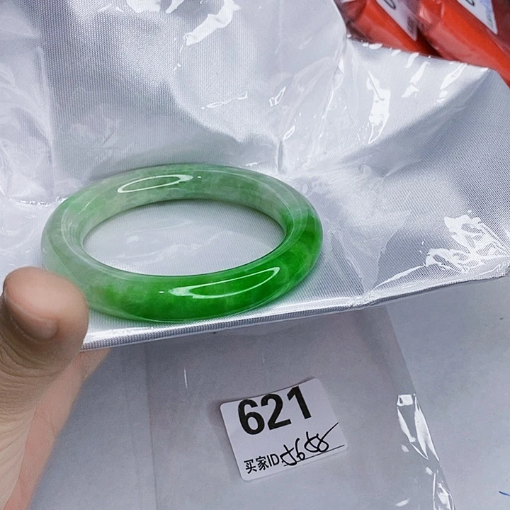 翡翠未镶嵌手镯一图一物实物为准（微瑕处理）