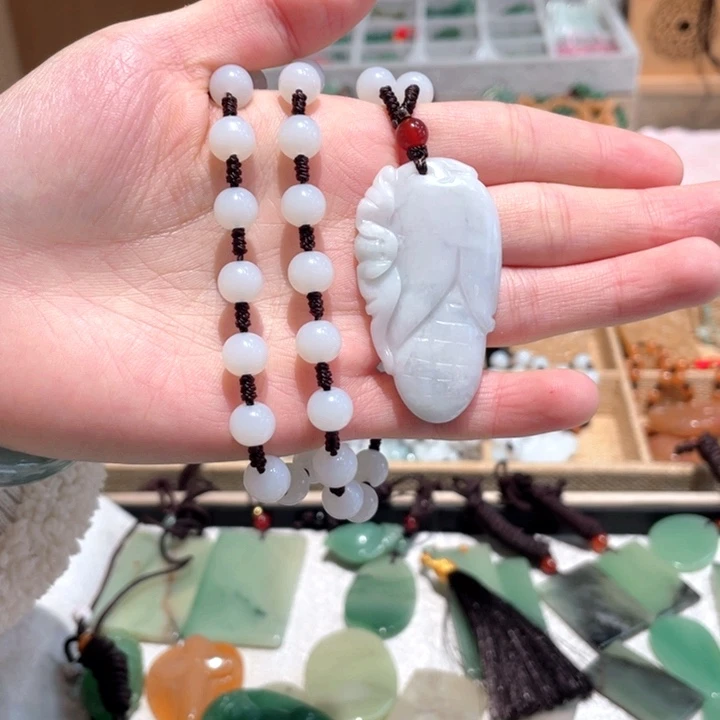 石英质玉未镶嵌颈饰