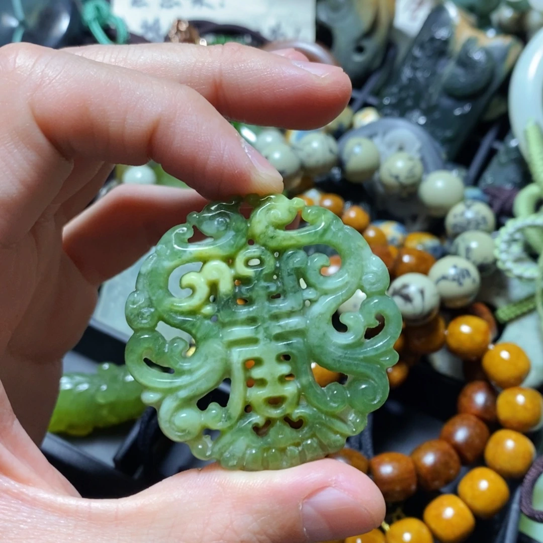 蛇纹石玉未镶嵌颈饰