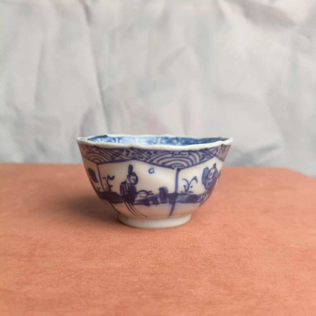 332 清 康熙 青花人物花口杯