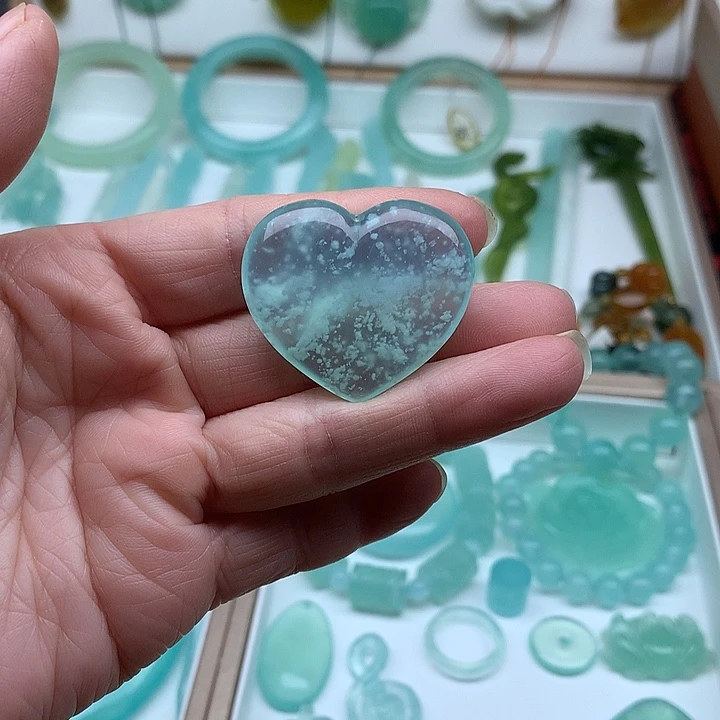 岫玉未镶嵌颈饰爱心