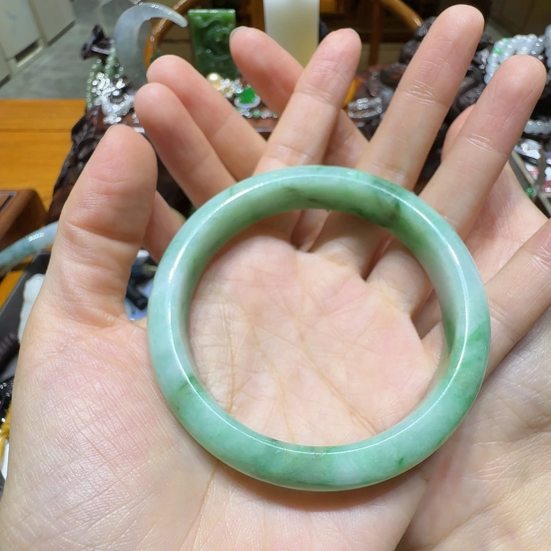 翡翠手镯未镶嵌翡翠手镯