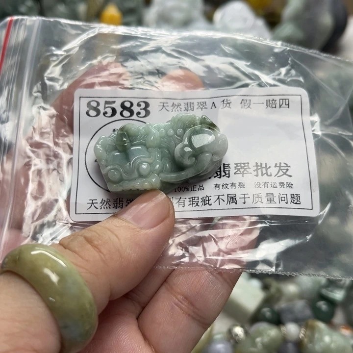 翡翠未镶嵌颈饰8583
