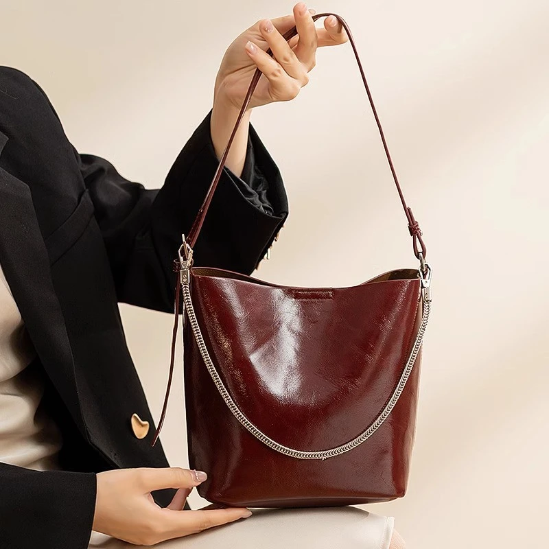 单根磁扣水桶包纯色单肩斜挎包小包包网红自发热百搭洋气时尚肩包