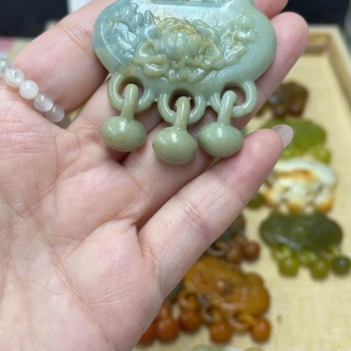 A***.蛇纹石玉合金颈饰