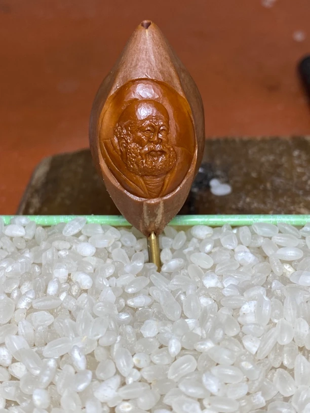 嵌入式薄意雕罗汉单籽。梅林老料雕刻。尺寸2.0×4.2