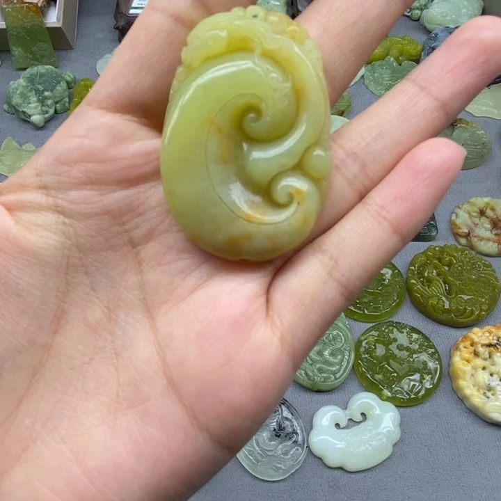 蛇纹石玉未镶嵌颈饰