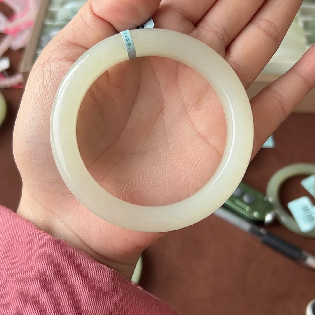 和田玉手镯未镶嵌吴**。