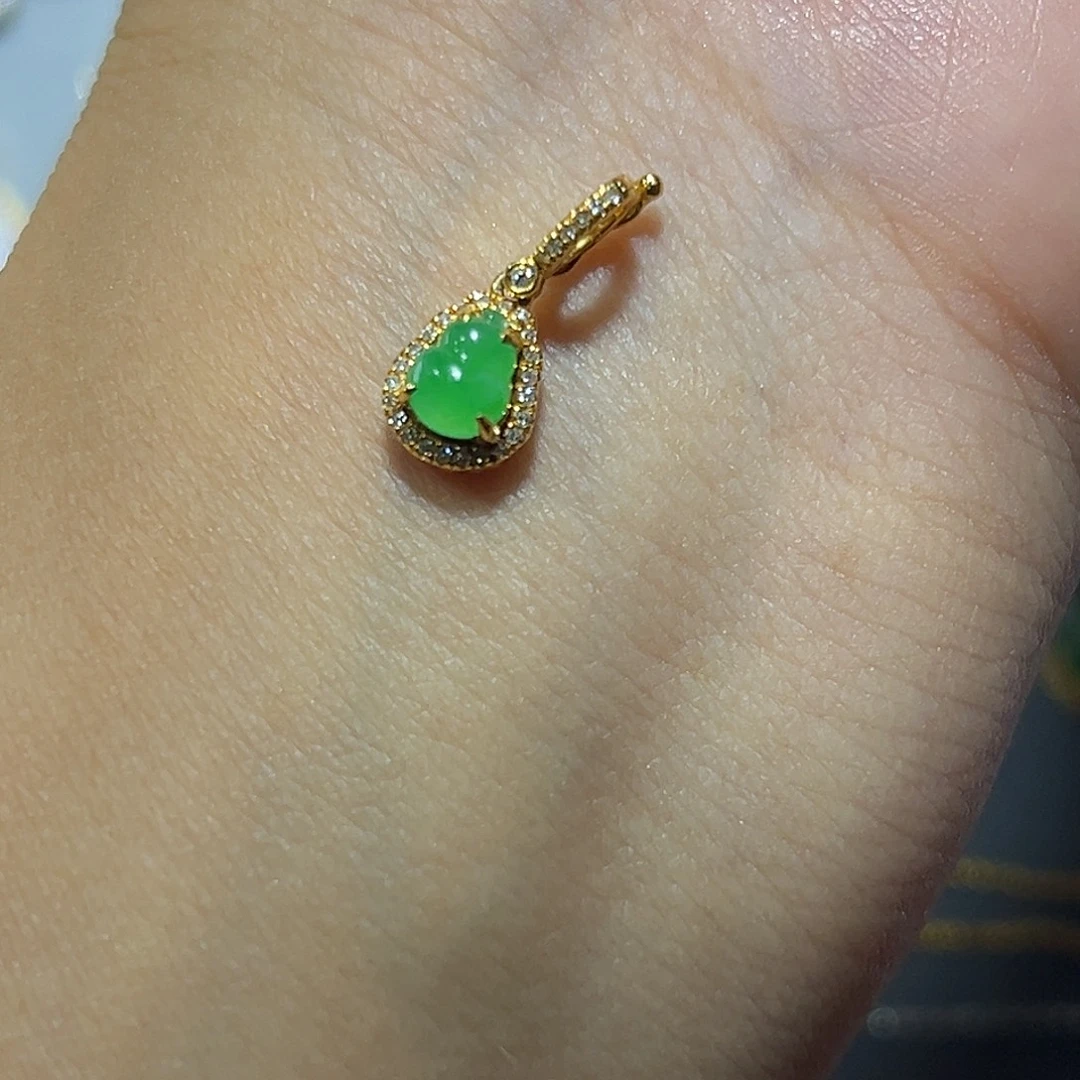 L***x翡翠18K金镶嵌颈饰