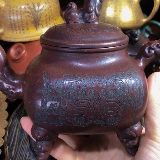 茶壶紫砂原矿泥料手工制作的一把紫砂壶。