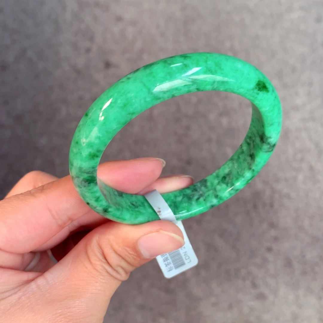 翡翠手镯未镶嵌缅甸