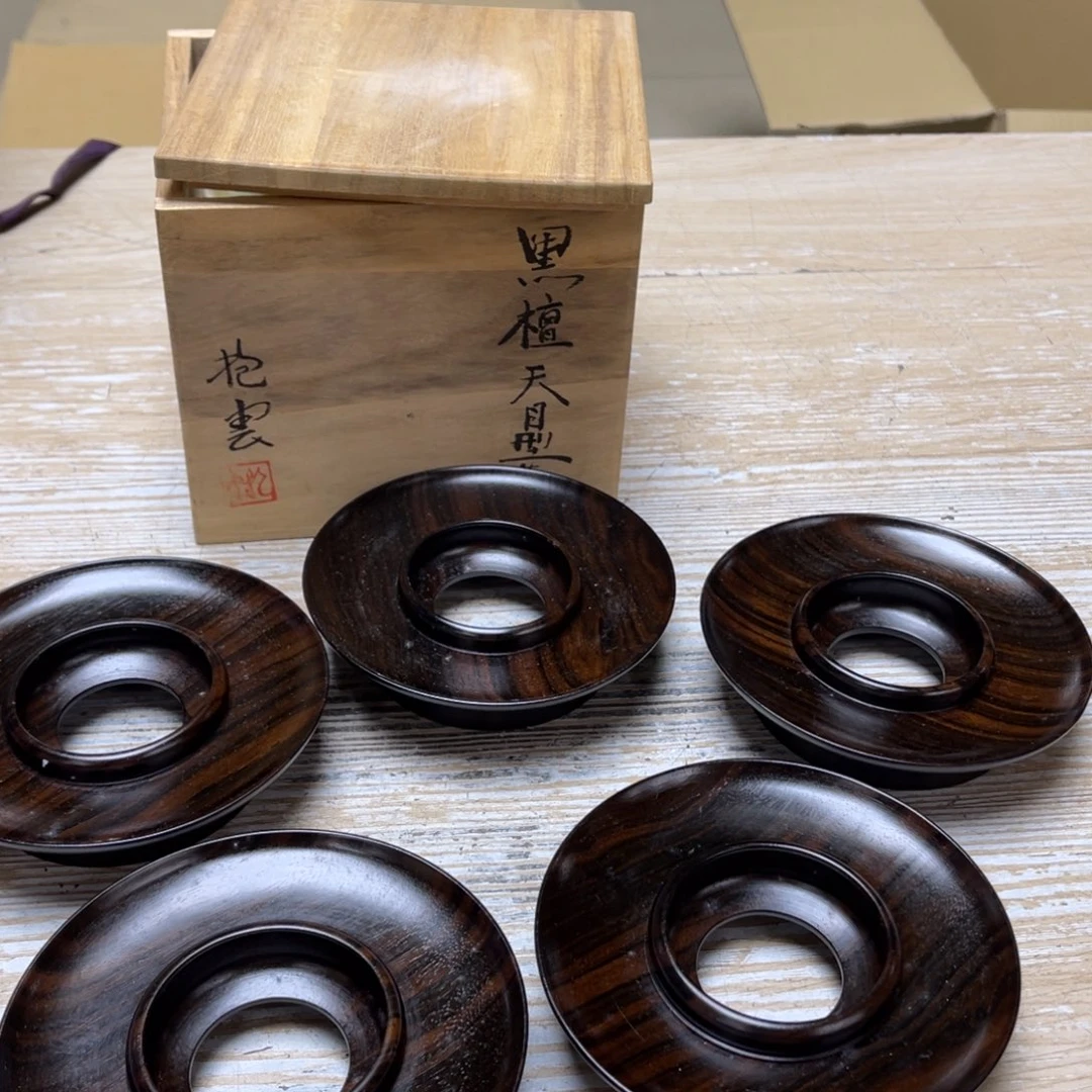 瓷片密密麻麻地排列着一个大