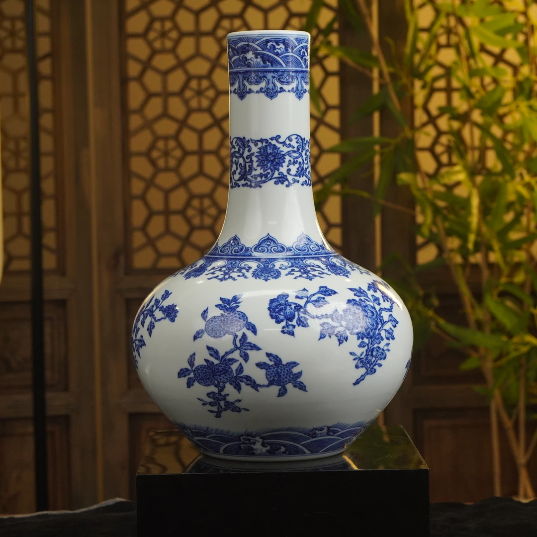 折枝纹瓶（高30.5cm）