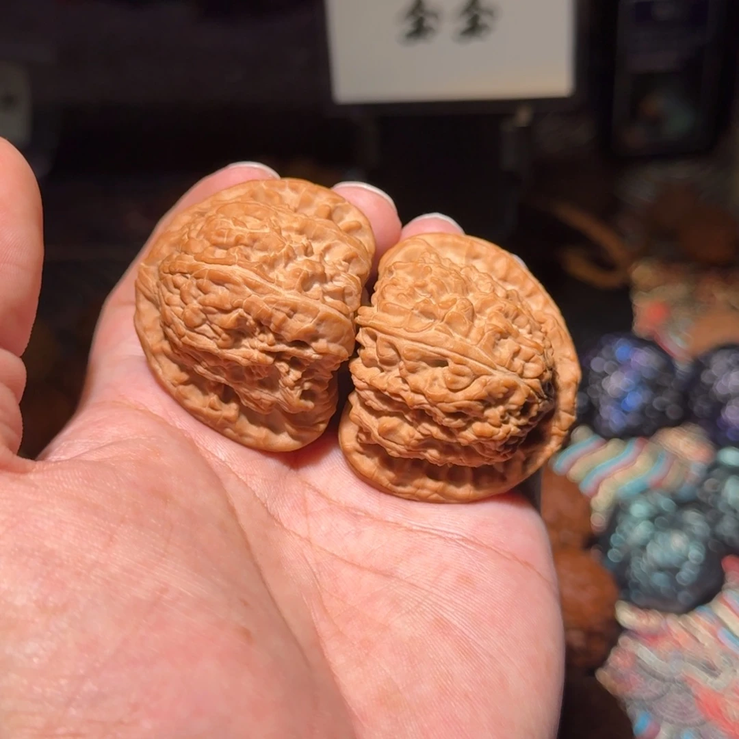 文玩核桃把件1485三角白，天残脚，尺寸46