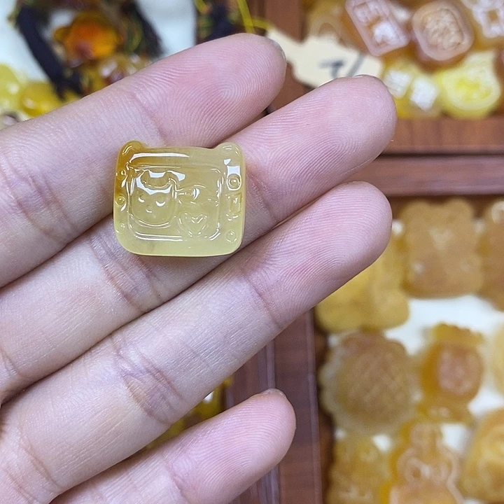 吊坠橄榄核电视机68